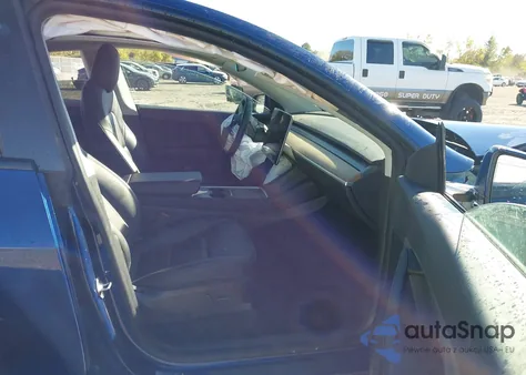 2022 Tesla Model Y Long Range Dual Motor All-Wheel Drive z USA, uszkodzony, nr VIN 7SAYGDEE0NF344188